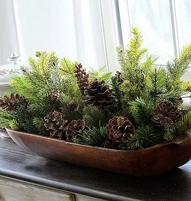 Давайте поговорим об украшении с природой на секунду. Просто потому, что нет цветов, это не значит, что вам не повезло. Идите под ногами для некоторых веточек сосны и заполните пустые уголки в вашем доме этой зимней зеленью. Мало того, что он будет выглядеть прекрасным, он будет пахнуть сказочным. (через Стоунгейбл)