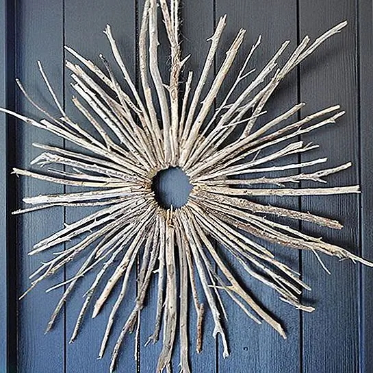 Веточки - еще один кусочек природы, который нужно собирать для зимнего декора. С небольшим клеем их можно использовать любым количеством способов. Сделайте венок для вашей входной двери. Покройте некоторые обеты для стола в столовой. Положите несколько палочек в вазу у входной двери. Ваши варианты безграничны. (через BHG)