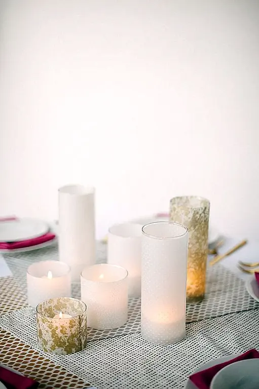 Свеча - обязательное условие, чтобы атмосфера была теплой и уютной в зимние месяцы. Проявляйте творческие способности своих избирателей, используя контактную бумагу или морозную краску. Вы обнаружите, что рассеянный свечной свет только более уютный. (через Практическую Свадьбу)