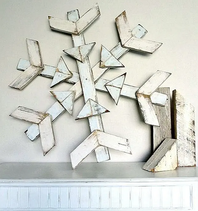 Украшение снежинками - это логичный шаг в опережении вашего гнезда этой зимой. Я хочу поощрить вас, хотя и думать за бумажными снежинками! Сделайте более перманентным с обломками дерева или клеящимися палочками вместе для большой стены. (через Мое измененное состояние)
