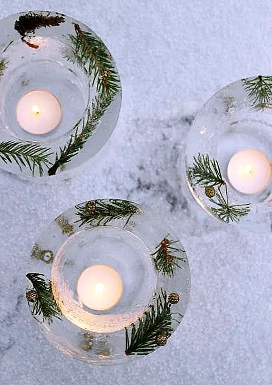 Многие люди продолжают принимать партии, чтобы поддерживать теплый зимний дух. Я все об этом! Поскольку вы гости, вероятно, прибудете в темноту, поприветствуйте их ледяными голосами на ступеньках. Бонус, если вы можете добавить веточки сосны. (через мисс Понедельник)