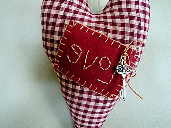 Подобным аксессуаром была бы эта страна, но также и шикарная подушка. В нем есть шерстяной патч, который гласит «любовь» спереди и старинная кнопка на спине, которая позволяет отсоединить шнур подвески, если это необходимо. Тибетский двойной сердечный ключ делает все готовым. Подушка имеет длину 9 дюймов и ширину 6 дюймов, длина шнура 11 дюймов, длина ключа - 1 ¾ дюйма. {Найдено на etsy}.