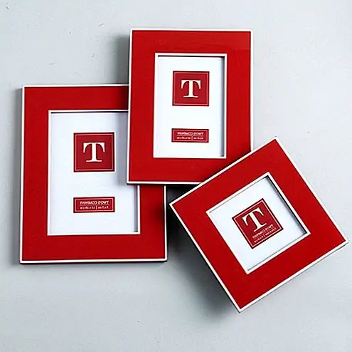 Позвольте любимому вам проявить свою любовь к вам с помощью этого набора из трех графических кадров «День Святого Валентина». Они имеют простой, но смелый дизайн, и они имеют три разных размера. Маленький измеряет 6,75 "x 6,75" и подходит для фотографий 3,5 "x 3,5", второй - средний, размером 6,75 "x 8,75", идеально подходит для фотографий размером 4 "x 6", в то время как большая версия имеет размеры 7,5 "x 9,5" и подходит для фотографий размером 5 "x 7". Доступно для 56 $.