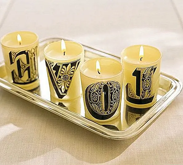 Свечи - еще один классический выбор на этот день. Они идеально подходят для создания романтического настроения, и они также являются отличными подарками. Каждый из этих ароматов с ароматом стекла украшен письмами из викторианской топографии. Каждый из них имеет диаметр 2 дюйма, 2,5 дюйма. Свечи изготовлены из чистого парафинового воска и имеют 16-часовое время горения. Вместе, свечные горшки рассказывают «ЛЮБОВЬ». Доступно за 31 евро.