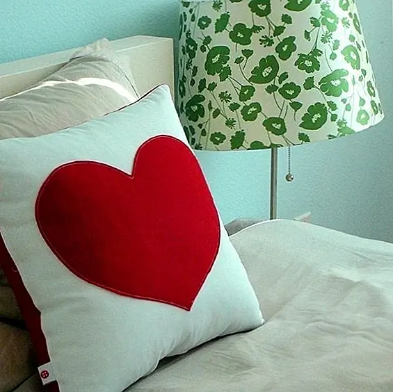 С этой прекрасной кружкой, ваш любимый вам, наверняка, помнит только сладкие вещи каждый раз, когда он / она его использует. Размеры кружки 3 "dia.x3.15" H, и в ней представлены ряды соединенных сердец ручной росписи в розовом и красном. Кружка также имеет розовый интерьер и полосу ручки в одном цвете. Это посудомоечная машина, микроволновая печь и морозильник safe.Available для 3,95 $.