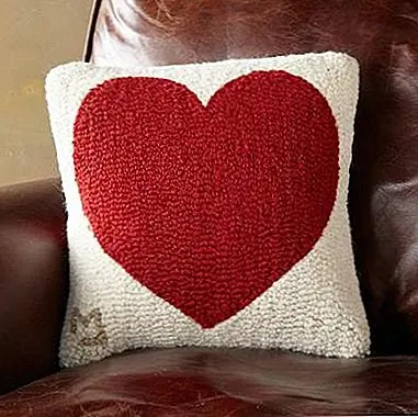 Это еще один прекрасный дизайн для подушки, и это в тоне с праздником, которого мы все ожидаем. Это удобная подушка с большим сердцем, сплетенным спереди. Он сделан из хлопка, он мягкий и очень уютный, идеально подходит для холодных зимних дней и ночи, которые мы все еще ожидаем. Он имеет полиэфирное волокно, используемое в качестве упругой изоляции и наполнения. Подушка сделала бы симпатичный подарок и красивый аксессуар для дома. Доступен за 58 $.