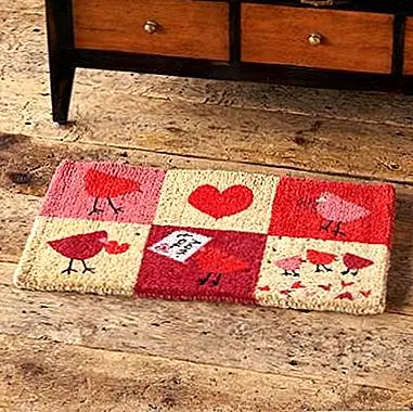 Этот предмет немного более персонализирован и дерзкий. Тем не менее, это один из самых красивых вариантов, которые вы можете сделать для Дня святого Валентина. Это прекрасный способ украсить весь дом для этого особого праздника и заставить гостей почувствовать дух любви прямо со входа. Коврик выполнен из прочной койры, и он измеряет 30 "W x 18" L. Чтобы избежать износа и потери цвета, держите мат из-под прямых солнечных лучей. Доступно для 35 $.