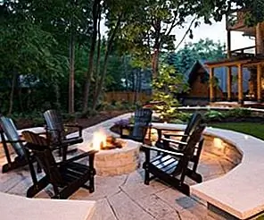 Комбинируйте стулья Adirondack с современными элементами для красивого дизайна