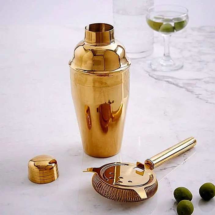 Если ваша корзина для бритья будет производить больше, чем вино и виски, вам понадобится коктейль-шейкер. Довольно золотая будет выделяться среди ваших стеклянных бутылок и отлично смотрится на ваших окрашенных гвоздях. (через Западный Вяз)
