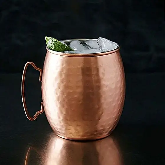 У каждой барной корзины должен быть набор кружек московского Мула. Даже если вы делаете только московских мулов один раз в год, медные чашки будут выглядеть великолепно, как декор корзины, а затем, когда вы их используете, это будет стоить каждого копейки. (через Западный Вяз)