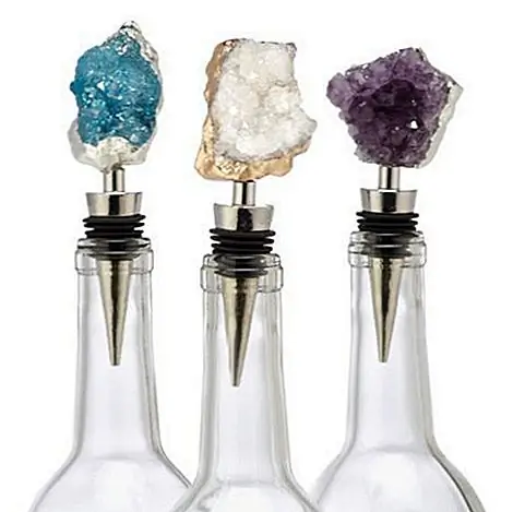 Говоря о стеклянных бутылках, не оставляйте свои остатки впустую. Получите эти симпатичные пробки, чтобы ваши напитки были в состоянии понюхать. Не говоря уже о том, чтобы дать им немного гламура, что у вашей корзины уже есть. (через Z Gallerie)