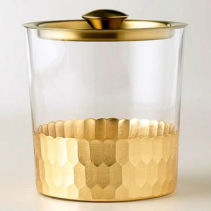 Давайте не будем забывать о льду. Это неотъемлемая часть некоторых из этих коктейлей. И с этим великолепным ведром льда, вы не будете возражать, включая холодные кубики на вашей тележке. Я не удивлюсь, если вы повернете это ведро вокруг своих хостинговых помещений для всех ваших вечеринок. (через Мировой рынок)