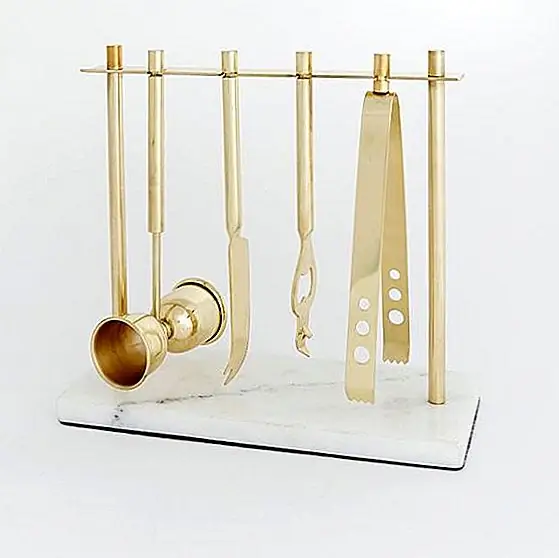 Каждой корзине требуется пара инструментов. В этой коллекции посуды есть мраморная база и блестящие золотые инструменты, которые обещают сделать все ваши приготовления напитка простым и увлекательным. (через Западный Вяз)