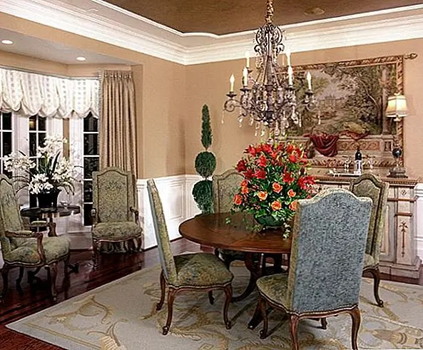 Прежде всего, подумайте о материалах, которые вы должны использовать. Дерево - это то, что вы обязательно должны включить в декор вашей кухни. Это добавляет тепла в комнату, и это материал, который становится более красивым, когда он стареет. Освещение должно быть мягким и теплым. Вы можете использовать люстру со старинным концом или свечами. Держите его простым и выберите прямоугольный деревянный стол и некоторые традиционные стулья. Вы также можете использовать столовое белье и узорные оттенки или шторы для окон.