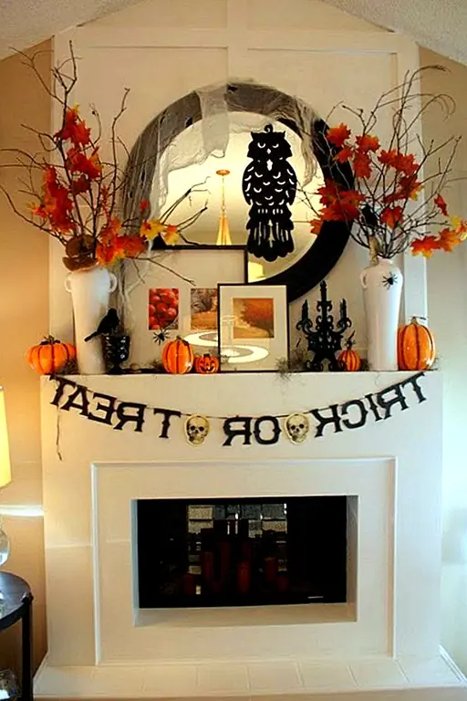 Ваша мантия, вероятно, уже украшена для Fall, верно? Добавление некоторых черных свечей и апельсиновых тыкв в микс принесет его в табак для Хэллоуина. (через Sweet Something Designs)