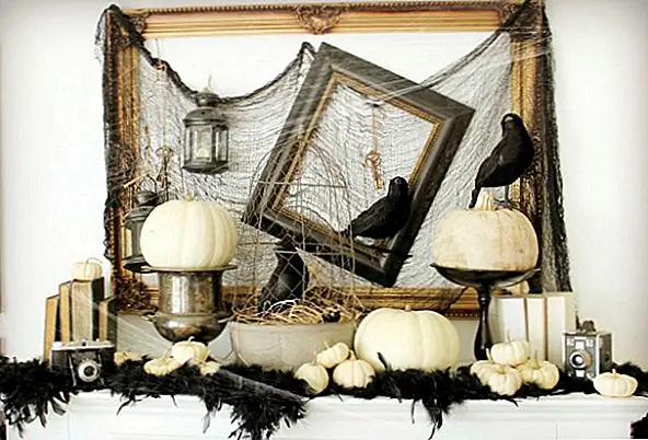 Пустые рамки - отличный способ дать несколько высот вашему экрану мантии Хэллоуина. Их пустота обеспечивает идеальное место для паутины и ностальгии. (через Крэнберри Буш)