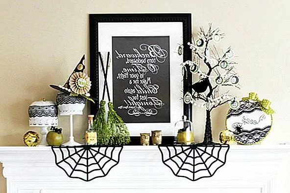 Если вы зацикливаетесь на котировках, ищите вокруг бесплатную документацию на Хэллоуин, которая может вытащить вашу мантию вместе. Бонусные баллы, если вы найдете их в шрифте на классной доске скрипта. (через Positively Splendid)