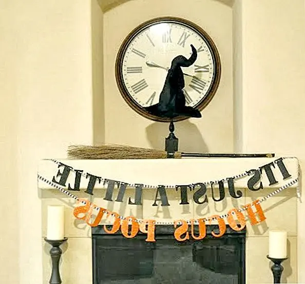 Эти три неряшливых сестры Сандерсона определенно одобряют эту простую мантию. Кроме того, метла бесконечно более практична, чем пылесос на вашей мантии. (через Быть Бракко)