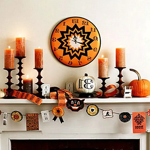 Большие узоры и шрифты объединяются, чтобы придумать мантию, напоминающую старинный карнавал. Просто не забудьте включить страшного клоуна, скрывающегося за вашими занавесками. (через Семейный круг)