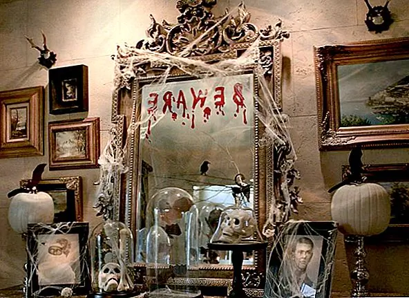 Старые фотографии легко найти в местных антикварных магазинах. Соберите несколько в пыльных рамах и смешайтесь с паутинами, чтобы придумать мантию, достойную мрачной усадьбы мисс Хавишам. (через Beaux R'eves)