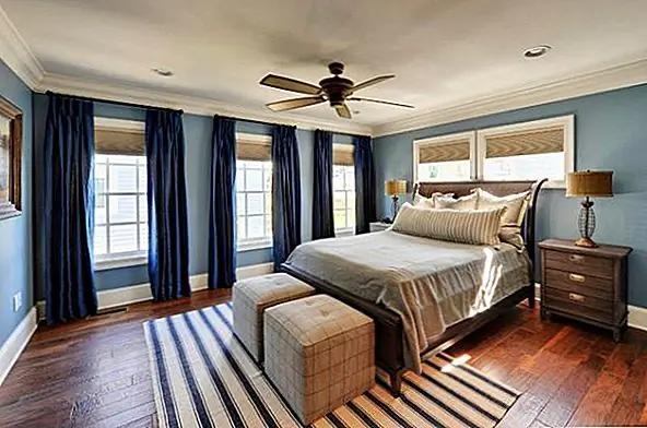 Но не чувствуйте себя обязанными выбирать синие драпировки, если ваша спальня получила лазурный макияж. Белые или кремовые драпировки с синей детализацией могут быть еще лучше. Все-синие шторы лучше всего зарезервированы для комнат с белыми потолками, светло-синими стенами и узорчатыми коврами.