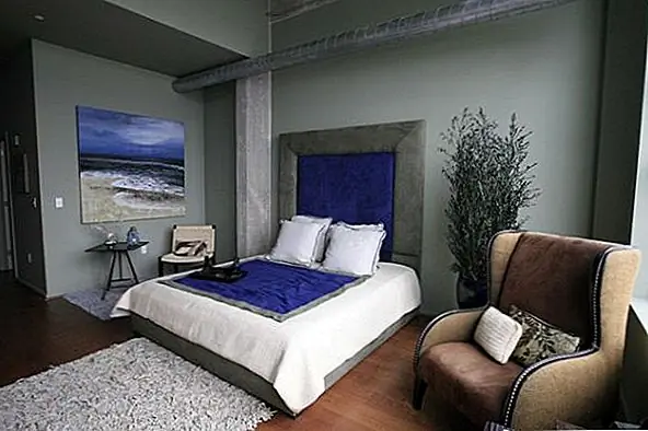 Не пренебрегайте спинкой своей спальни. Есть много синих на выбор, которые помогут вам достичь сплоченности в комнате. Хорошие возможности - использовать изголовь, которые позволяют цвету стен показывать. В качестве альтернативы используйте изголовье в качестве фокуса внимания в комнате.