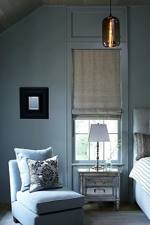 Если вы подумываете о том, чтобы стены вашей спальни превращались в макияж, синий всегда является вариантом бога, если ваш пол не имеет также основного цвета. Для стен нужно использовать более светлые тона, будь то краска или обои. Это будет держать комнату просторной и не дать ей почувствовать себя слишком кипучим. Бледно-синие стены хорошо сочетаются с темными полами.