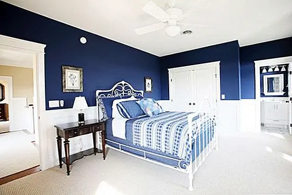 Синий и белый выглядят великолепно вместе по своей природе. Подумайте о сверкающих греческих фасадах зданий, установленных против ультрамаринных интерьеров и крыш. Если у вас есть диван-кровать с диваном, то есть белая, то серебристо-синее покрывало на фоне темного покрова подушки выглядит очень сложно. Классическое сочетание синих стен и белого потолка легко дополняет аксессуары, такие как постельное белье, даже если тона не идентичны. Вы также можете использовать шаблоны, такие как полоски или шаблон шахматной доски.