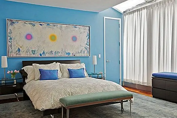Если у вас есть синяя ошибка для вашей гостевой спальни, но вы не хотите переусердствовать, пойдите для стены с акцентом, а не придайте комнате совершенно новый вид. Выберите наиболее интересную стену или, если они все прямоугольники, ту, которая обращена к окнам. Добавьте ковер или постельное белье в координирующем тоне и оставьте его без добавления. Это позволит максимально увеличить воздействие кобальта на стенку акцентной стены.