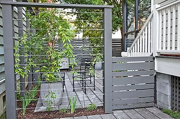 Такой забор может быть отличным для внутреннего дворика. Вы можете украсить его живыми растениями, и из-за минималистского дизайна он сохраняет воздушное и открытое ощущение. Это также просто сделать. Все, что вам нужно, это какой-то провод и лучи.