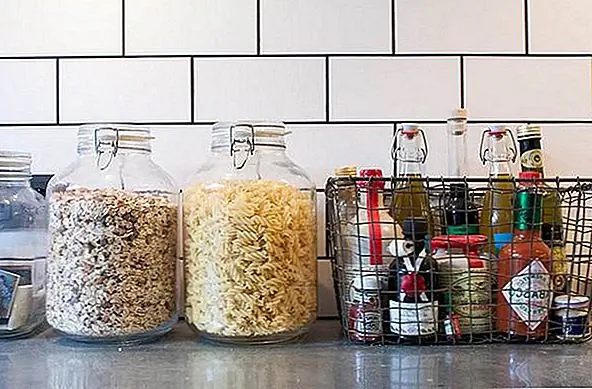 Металлические корзины, подобные этому, полезны в любой комнате дома. Например, используйте их на кухне, чтобы поддерживать поставки. Вместо хранения ингредиентов в шкафах вы можете отображать их.