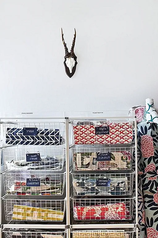 Корзины также полезны в домашнем офисе или ремесленной комнате. Организуйте и храните все маленькие предметы. Вы можете поместить ярлыки, чтобы найти элемент, который вам нужен более легко, хотя корзины довольно прозрачны.