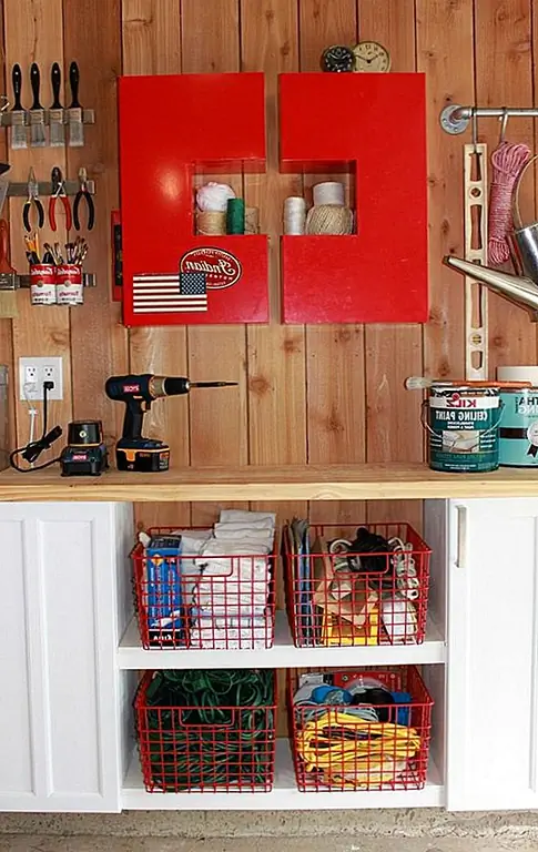 Конечно, проволочные корзины очень полезны в гараже. Организуйте все свои инструменты и рабочие элементы в корзинах и храните их вместе. Это облегчает поиск нужного вам предмета, и он держит гараж организованным.