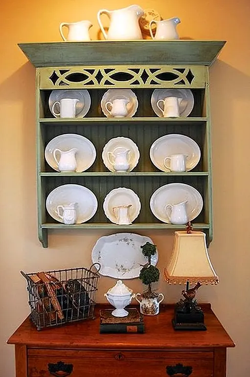 В коридоре можно было также использовать небольшую корзину, в которую можно было положить перчатки, шарфы, небольшие аксессуары, а может быть, почту и всевозможные вещи. Это просто и практично.