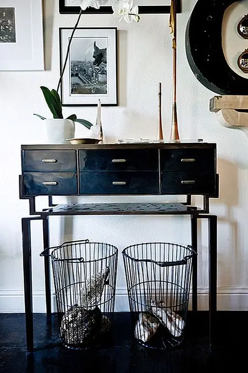 Даже в гостиной можно разместить корзины для проволоки. Они имеют простой, но шикарный вид, и они используются для декора. Покажите естественные сокровища, как в этом случае, но вы можете просто использовать их в качестве бункеров.