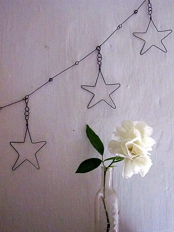 Конечно, простые формы также могут быть очаровательными. Сделайте проволочную гирлянду для стены в коридоре, гостиной, спальне или любой другой комнате в доме. Он будет выглядеть очаровательно независимо от того, где вы его показываете.