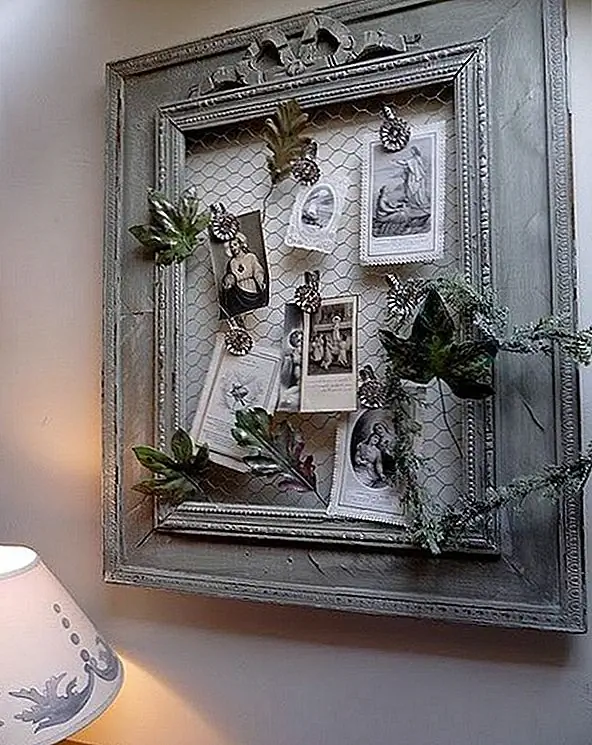 Вы можете использовать куриную проволоку, чтобы сделать интересную фигуру на стене. Используйте старую раму, вытащите стакан и подкладку и атакуйте куриную проволоку. Затем повесьте фотографии и мелкие предметы, как на пробковой доске. Это отлично подходит для офиса.