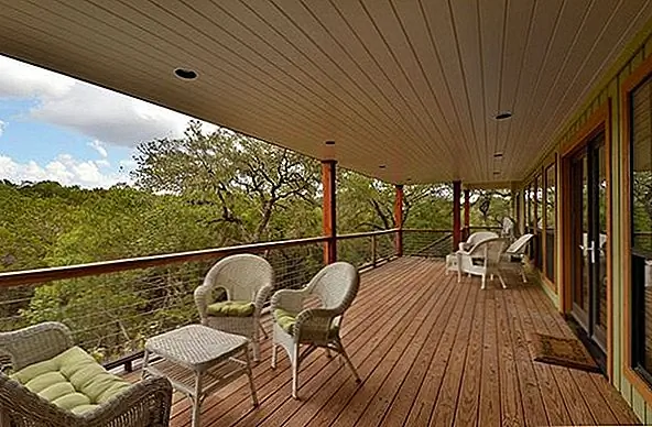 Когда виды и окружающий пейзаж настолько прекрасны, стыдно скрыть все это за сплошные стены на крыльце или террасе. Проволочные перила позволяют наслаждаться всей красотой без ущерба для безопасности.