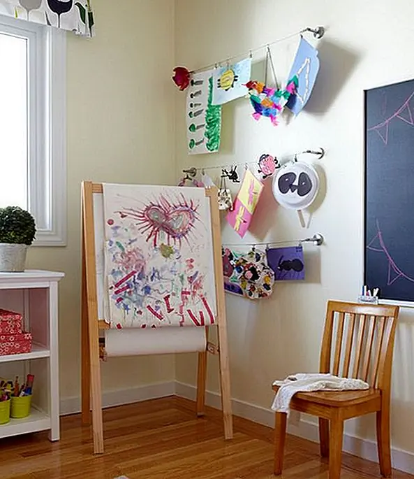 В вашей домашней студии вы можете создать простую систему для отображения вашей работы. Возьмите провод и растяните его между двумя вешалками или каким-то другим оборудованием, и вы можете просто повесить на стене всевозможные вещи.