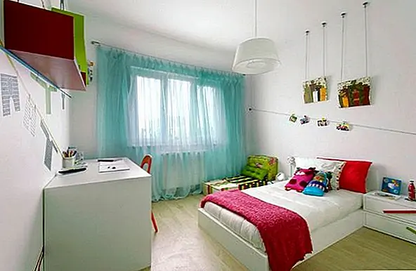 Эта простая система также позволяет вам добавить шарм в спальню. Повесьте фотографии или другие изображения, которые вам нравятся выше кровати. Вам не нужны рамы, и вам не нужно бурить отверстия в стене.