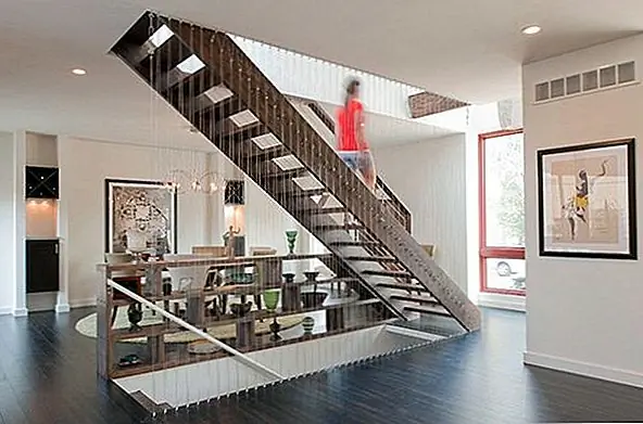 Этот вид лестничной конструкции довольно популярен в современных и современных домах. Стальные тросы растягиваются полностью и образуют прозрачную стену. Это здорово, если вы хотите добавить современный штрих к декору без особых проблем.