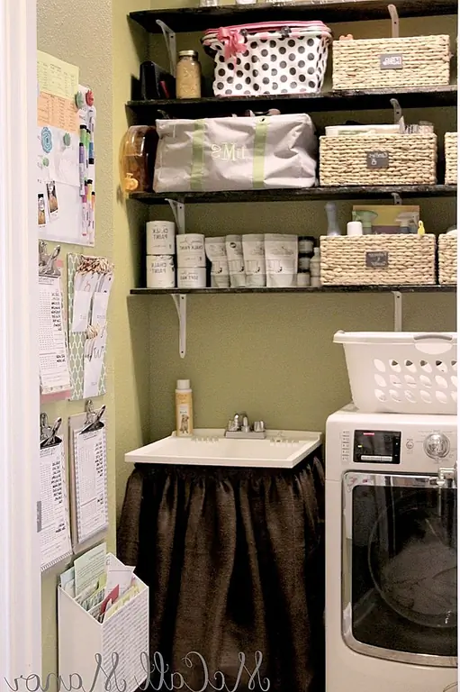 Используйте немного пространства на стене в прачечной, чтобы служить в качестве командного центра семьи, в комплекте с местом, чтобы сбрасывать ключи, читать меню ужинов в неделю, получать доступ к их ожиданиям или проверять почту. {Найден на mccallmanor}.
