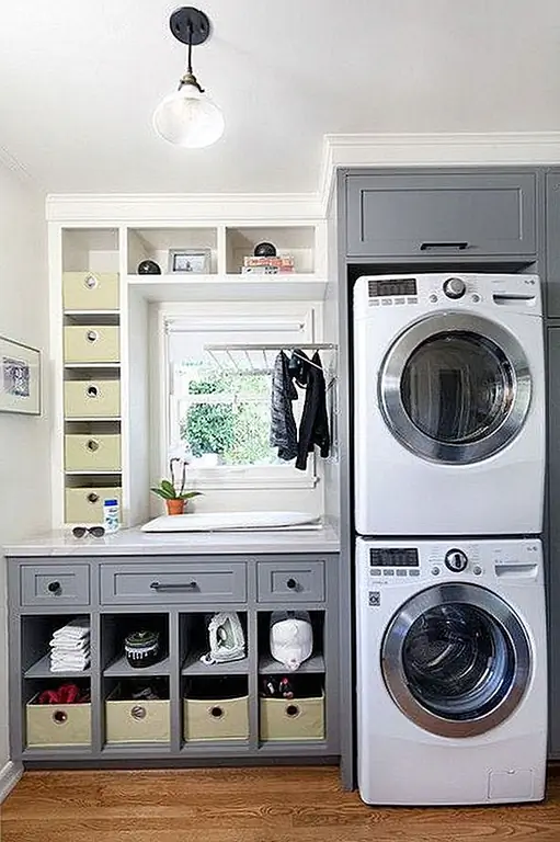 Поощряйте детей (и взрослых), чтобы поместить свою грязную одежду в нужное место, а затем забрать свою чистую одежду, предоставив индивидуальные кубики в пределах досягаемости.