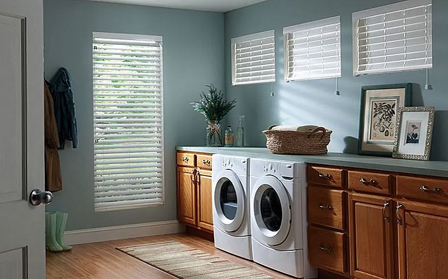 Коврик не только делает пространство более теплым и более домашним, он также обеспечивает практический аспект в прачечной: Обеспечение мягкой и скользкой поверхности, если пол промокает. При всем повороте и наклоне, требуемом при сортировке и складывании белья, добавление в область коврика имеет смысл.