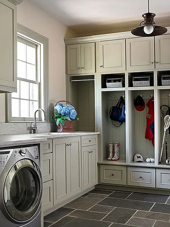Для домов с короткими квадратными метрами, прачечная / гриль-комбо может быть идеальной заставкой. Кубики для навешивания куртки и сумочки и пространства для обуви и сапог без проблем работают в стиле веселой прачечной. Кроме того, полы (надеюсь) уже являются экологически чистыми, поэтому все можно легко и быстро очистить.