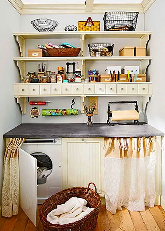 Хотя не все ваши волшебные средства для стирки белья должны быть выставлены миру, открытые стеллажи определенно имеют свое место в прачечной. Это делает вещи легко узнаваемыми и доступными. Мы рекомендуем использовать скоординированные накопители (см. Ниже) для организации и эстетики.