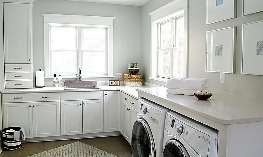 Поскольку в прачечной есть вода, ориентированная на воду, важно выбрать отделку комнаты, чтобы обеспечить долговечность и красоту в течение многих лет. Такие вещи, как бетонные (или ламинированные) столешницы и плиточные (керамические или каменные) полы, просты в чистке, долговечны и эстетичны. {Найдено на аристократе}.