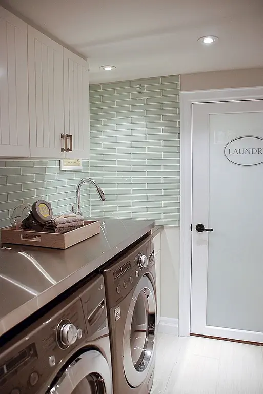 Эта функция максимизирует полезное пространство в прачечной, а также обеспечивает приятный, готовый и индивидуальный вид в комнату в целом.