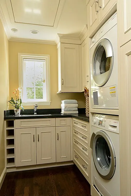 В качестве компактной альтернативы традиционной напольной шайбе и комбинированной сушилке, штабелируемые машины максимизируют доступную площадь. Это особенно полезно в небольшой прачечной, что обеспечивает более организованное пространство в целом.