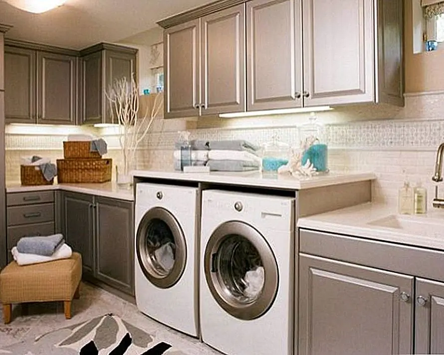 Открытые стеллажи хороши, когда содержимое красивое и / или скоординированное, но, честно говоря, это редко бывает (без большой дополнительной работы) в прачечной. Шкафы с дверьми прекрасно стирают белье, сохраняя при этом их доступность.